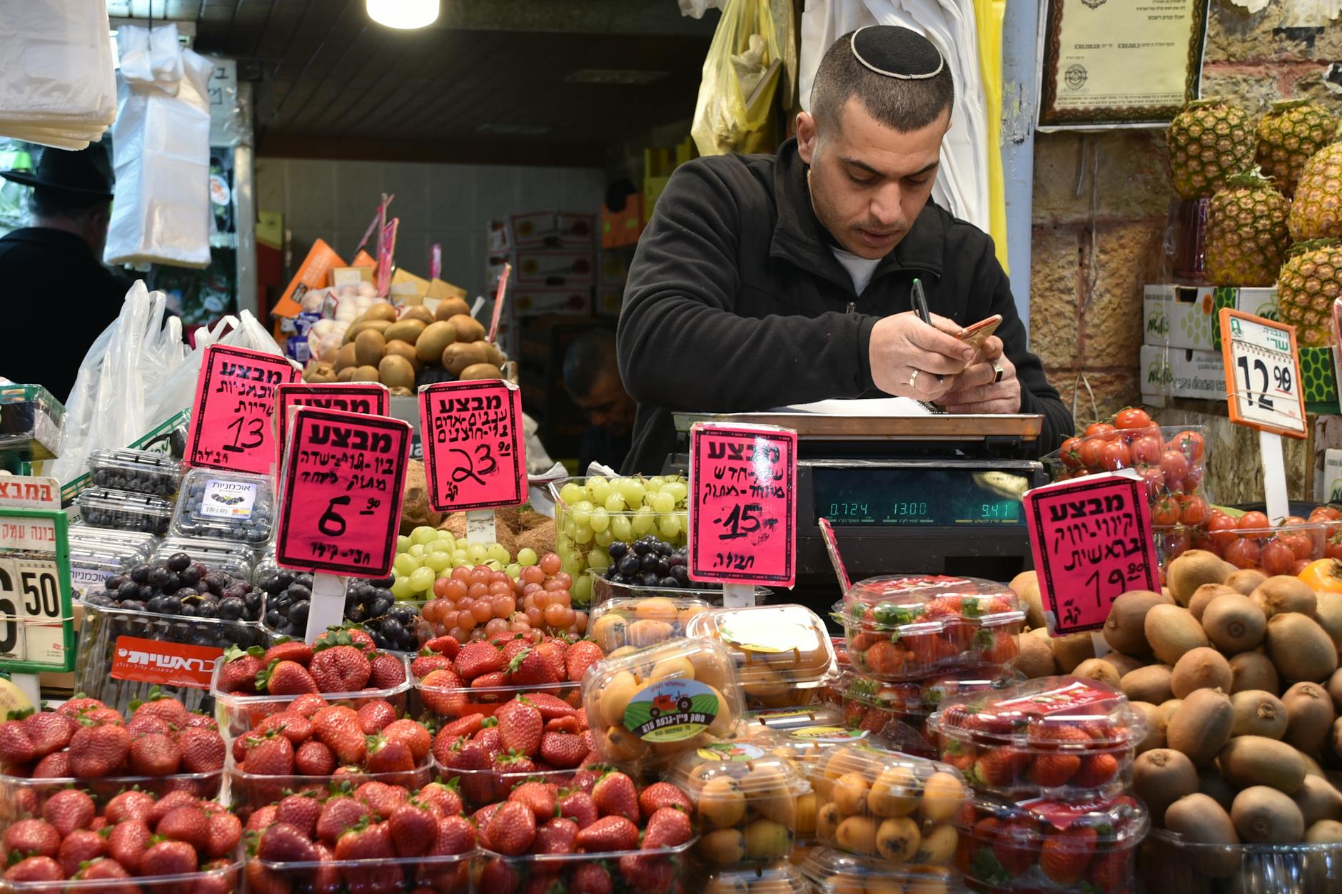 Family enjoying Jerusalem street food